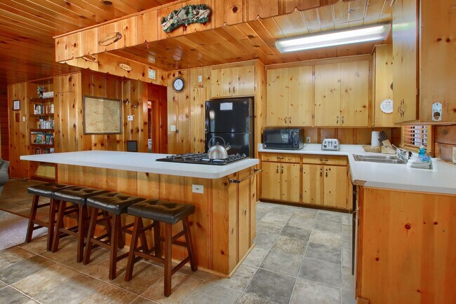 Building Photo - 2582 Deer Ln