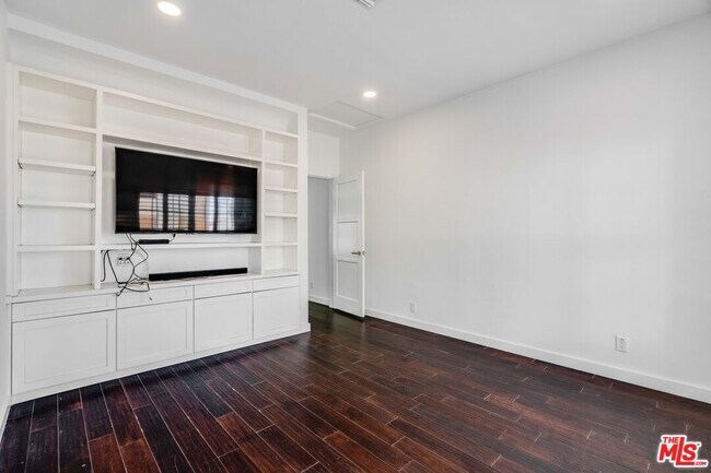 Building Photo - 741 Chautauqua Blvd