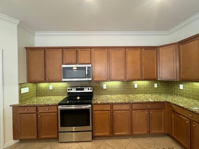 Kitchen Backsplash under cabinet lighting - 10510 Yorkstone Dr