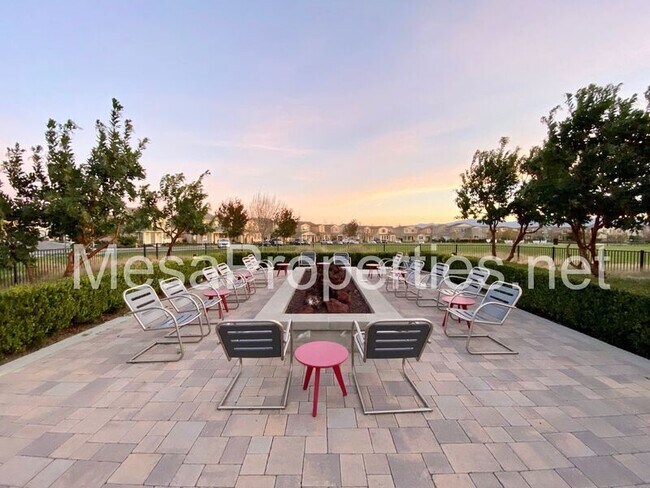 Building Photo - 3134 E La Avenida Dr