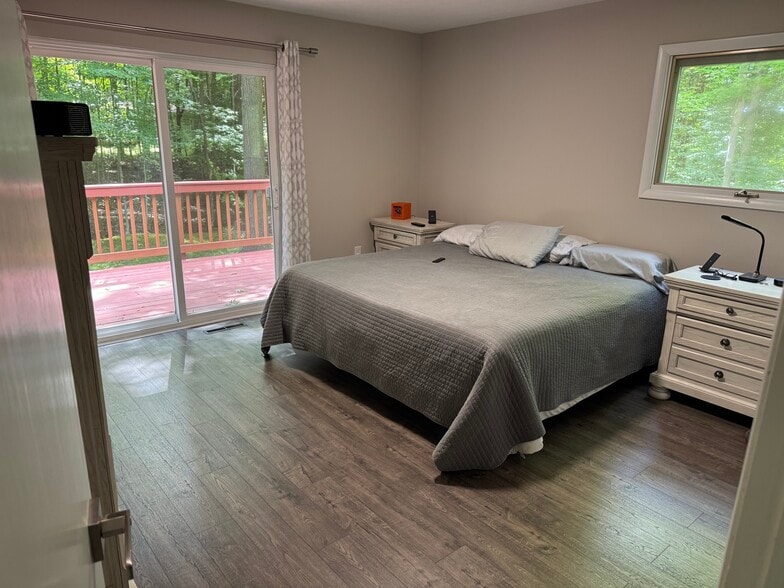 Owners Suite, Bed w/ Deck Access - 1466 Lake Roger Dr