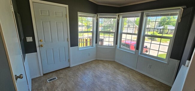 Building Photo - 510 S Circle Dr