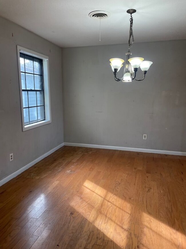 Building Photo - Renovated 3 Bedroom 2 Bath Home for Rent w...