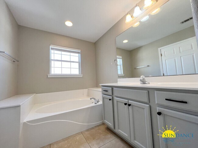 Building Photo - Beautiful townhome in the heart of Niceville!