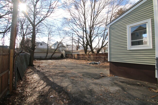 Building Photo - 168 Chatham St