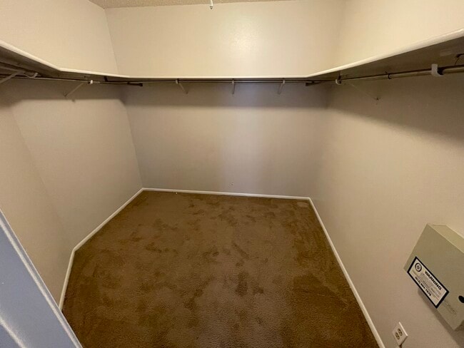 Building Photo - 9235 Ridge Post