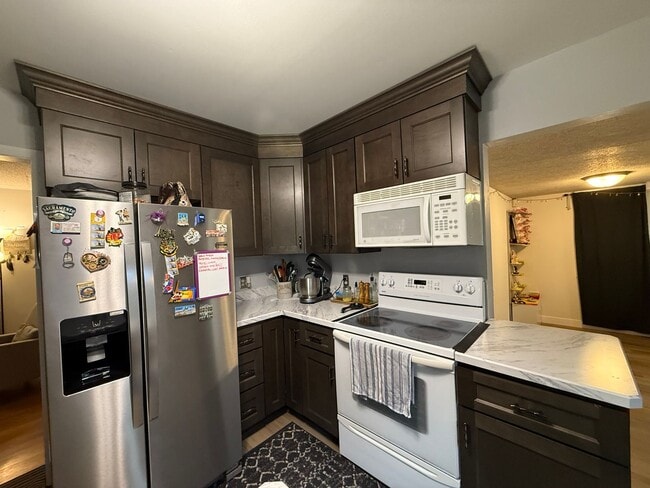 Building Photo - Beautiful 4 bed 2.5 Bath Bloomington SF Ho...