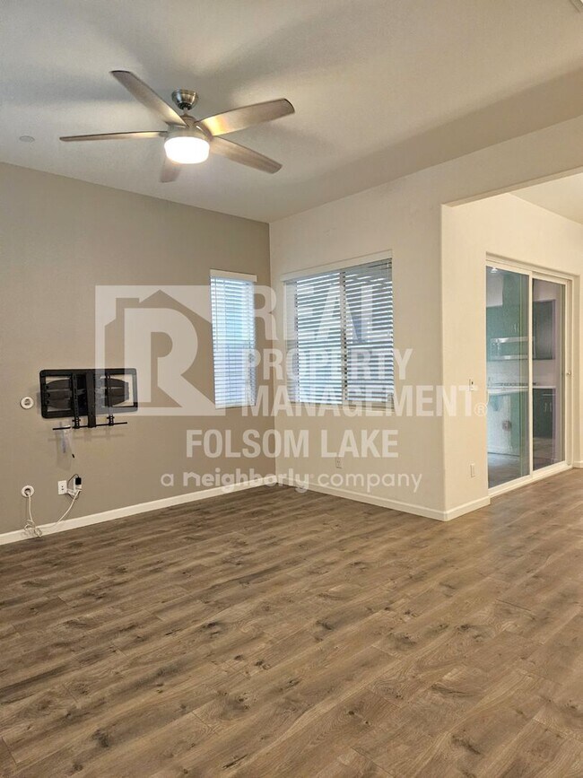 Building Photo - Spacious 3 bedroom 2.5 bath in the Westsho...