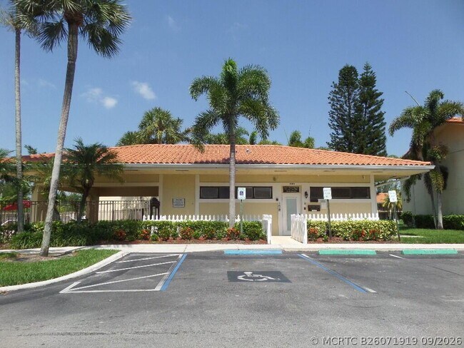 Building Photo - 1523 Lake Crystal Dr