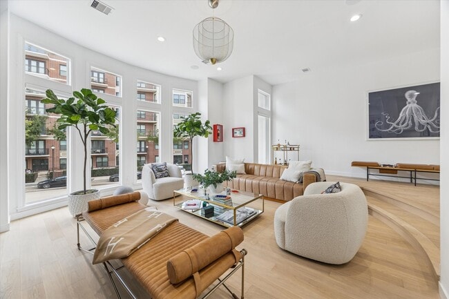 Building Photo - 2224 Mid Ln