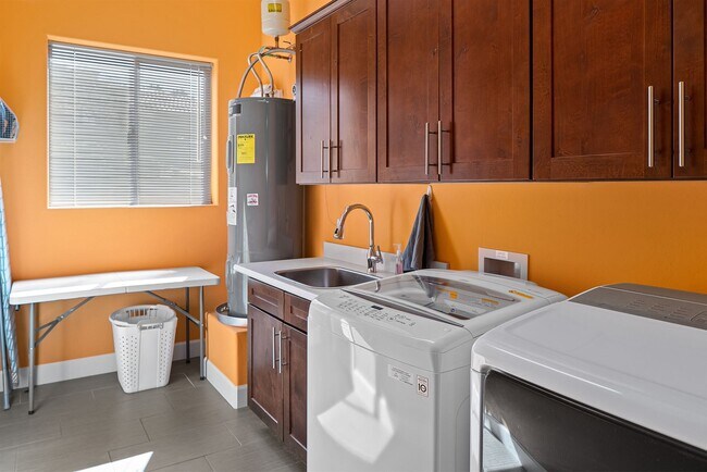 Building Photo - 595 Coffee Pot Dr