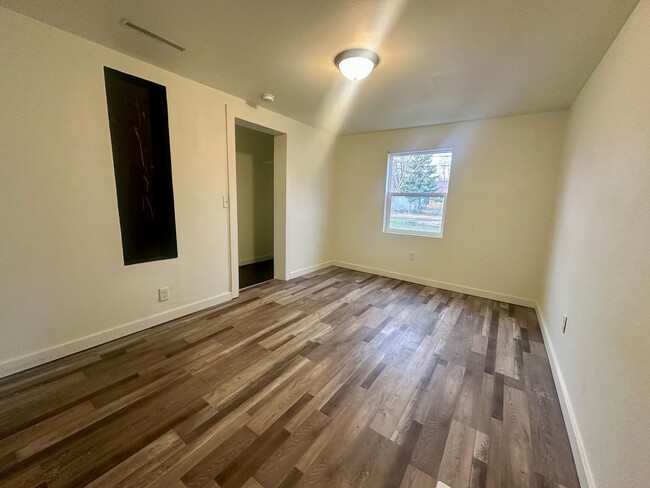 Building Photo - 5 bed 2 bath Single Family Home in Wausau