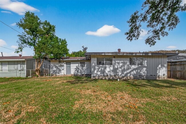 Building Photo - 3214 Longwood Dr