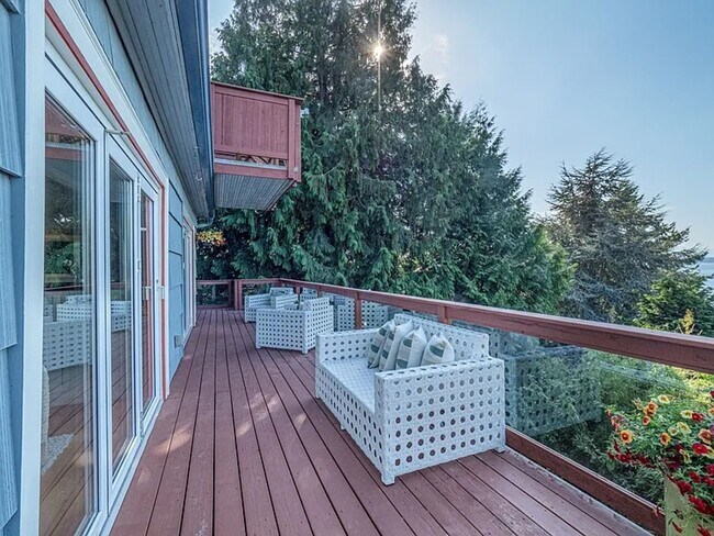 Building Photo - Breathtaking Elliott Bay Views & Sunset Serenity—Steps to Alki Beach!