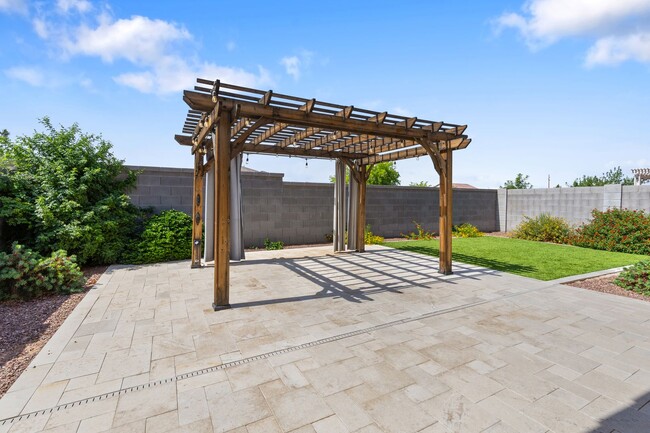 Building Photo - Beautiful 3 bedroom plus den!