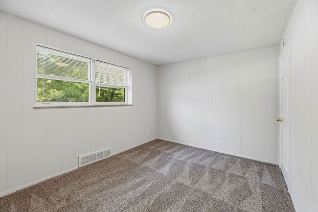 Building Photo - Delhi-Charming 2Bed 1 bath home