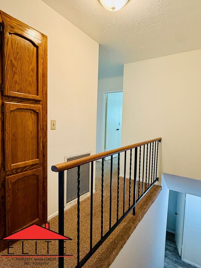 Building Photo - AVAILABLE NOW!!