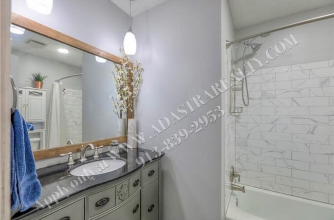 Building Photo - Beautiful 3 Bed 2.5 Bath Raised Ranch in L...