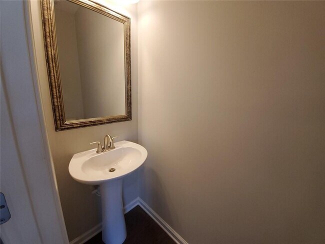 Building Photo - 881 Sunset Park Dr