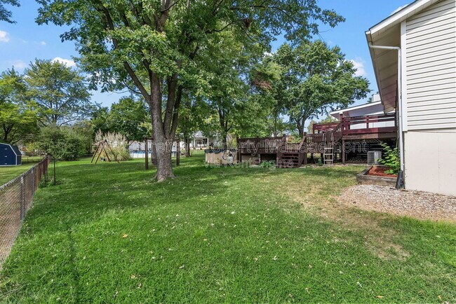 Building Photo - 33 Pershing Lake Dr
