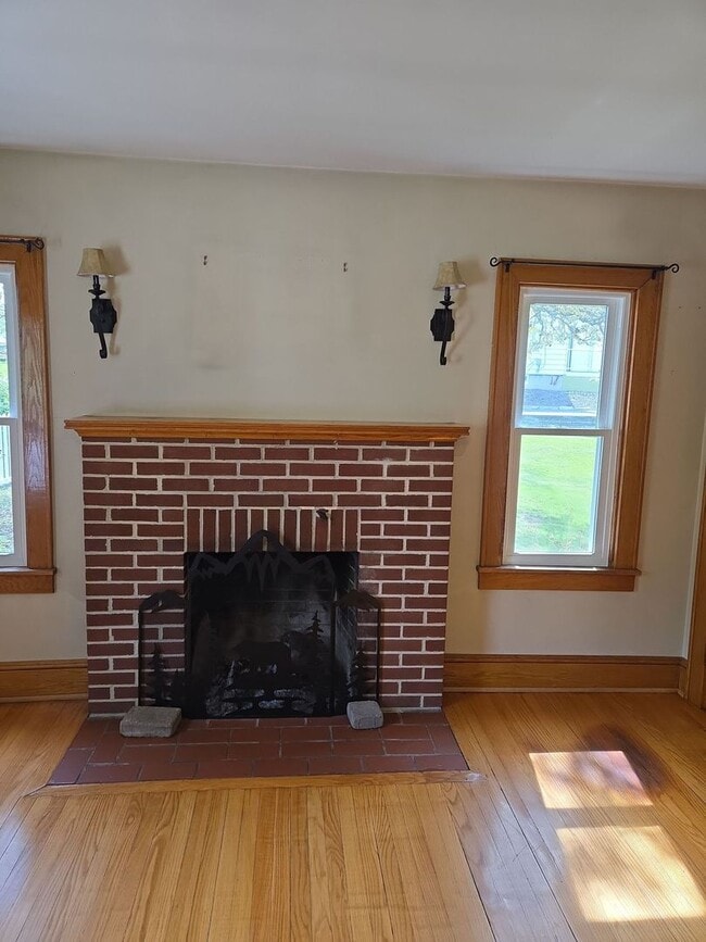 Building Photo - 3BR Home with Large Yard & Extra Storage