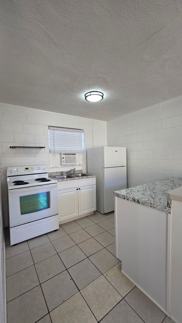 Building Photo - * HALF OFF 1ST MONTH'S RENT WITH 13 MONTH LEASE *