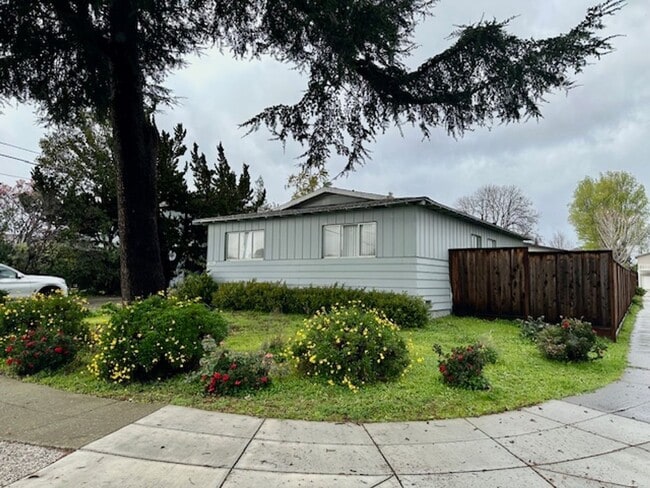 Building Photo - Move in ready home! Perfectly located on t...