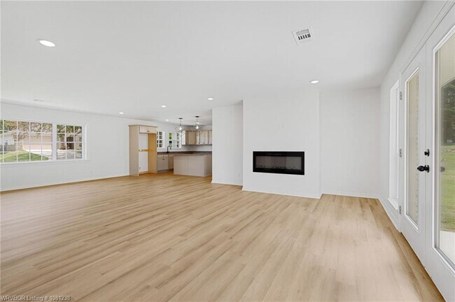 Building Photo - 2020 Country Club Ave