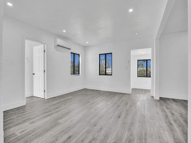 Building Photo - 940 SW 28th St