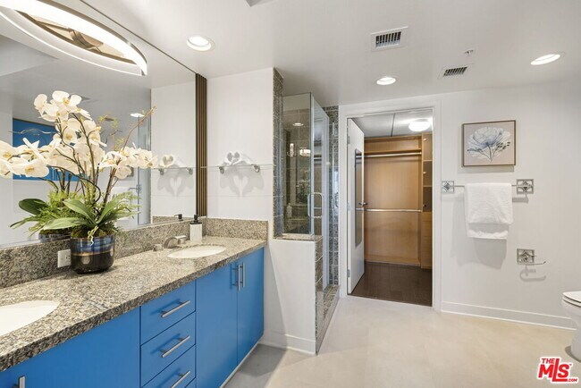 Building Photo - 13700 Marina Pointe Dr