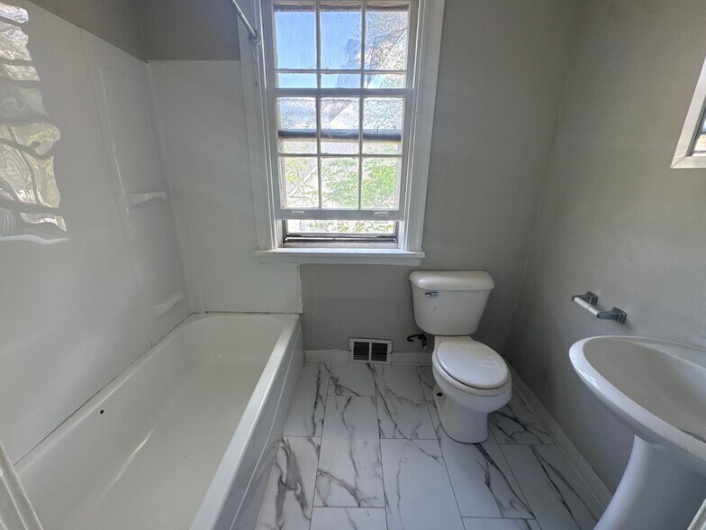 Building Photo - 265 W 107th St