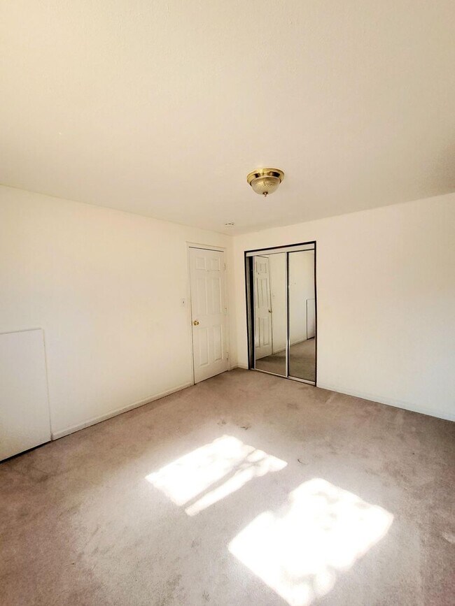 Building Photo - 4 bedroom home with fenced back yard!