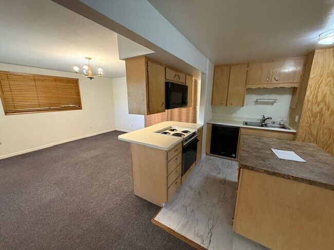 Building Photo - Close to CSU 4 Bed!