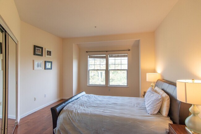 Building Photo - Light & Bright Top Floor Condo Near Apple ...