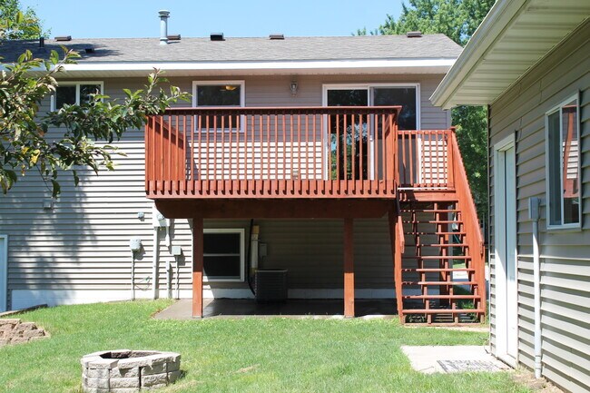 Building Photo - Avail May 1st. SW Rochester 3 bedroom 2 bath home, giant 2 car garage