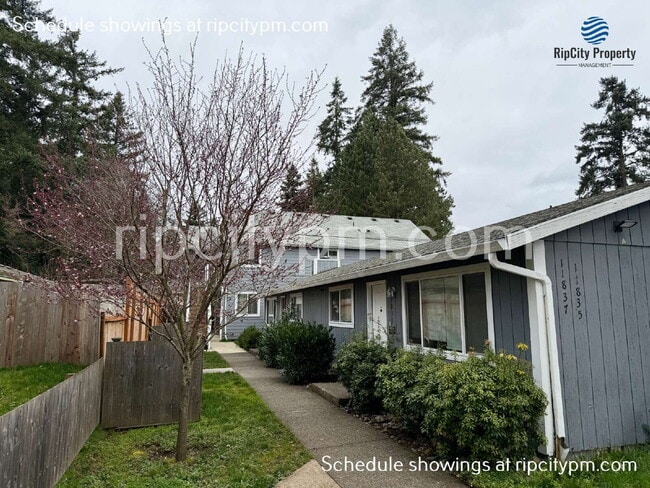 Building Photo - 11837 SE Gladstone St