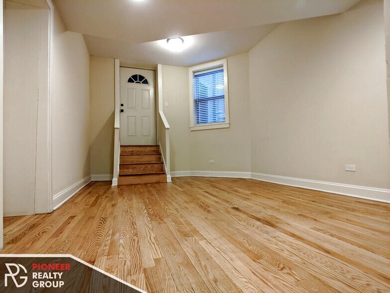 Building Photo - 4032 N Ashland Ave