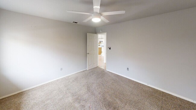 Building Photo - 3BD/2BA, Large Rooms, Patio!