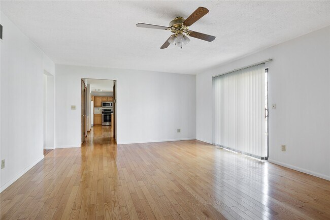 Building Photo - 15575 Clover Ridge Dr