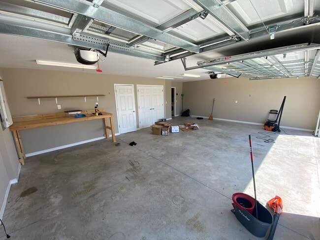 Building Photo - Beautiful Unfurnished 3 bed, 2 bath ANNUAL...