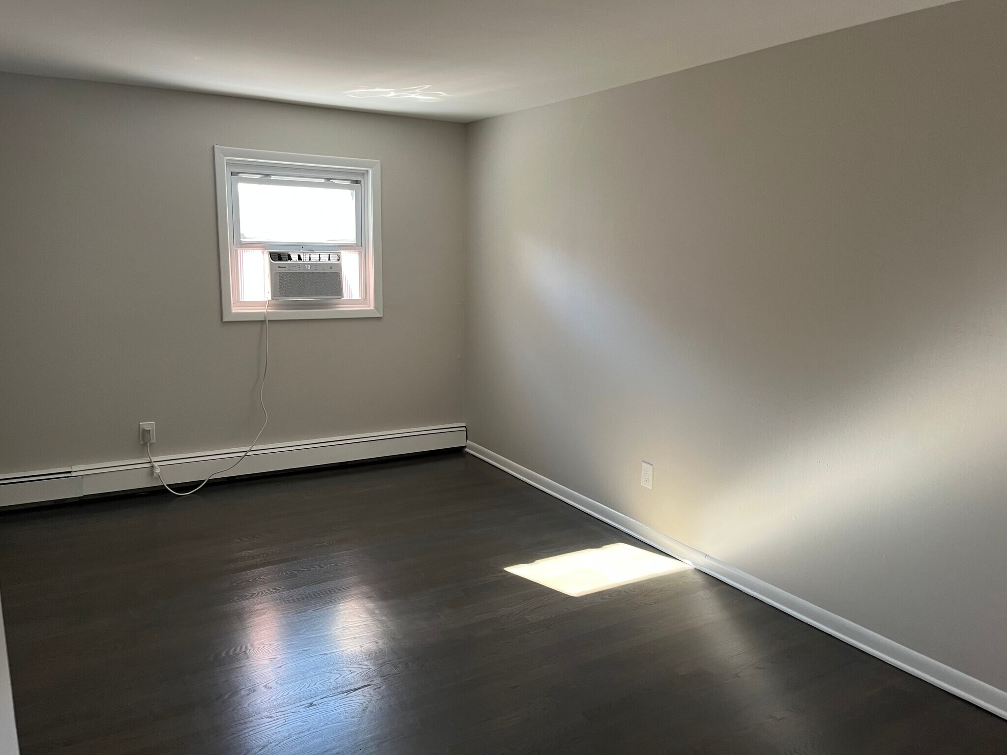 Building Photo - 386 Main St