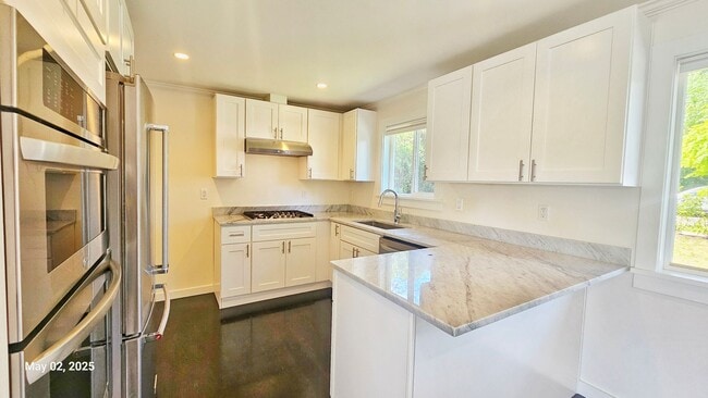 Building Photo - 3 Bed, 2 Bath Apartment in Prime Roosevelt...