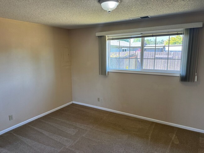 Building Photo - 2-bedroom/1 bathroom duplex with garage and shed!