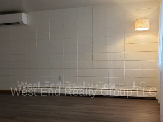 Building Photo - 352 W 5th St