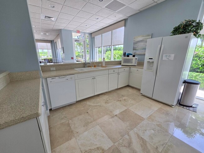Building Photo - 5049 N Hwy A1A