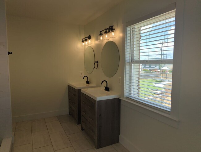Building Photo - NICE SPACIOUS House in Holly Hills