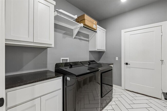 Building Photo - 4930 Meadow Dr