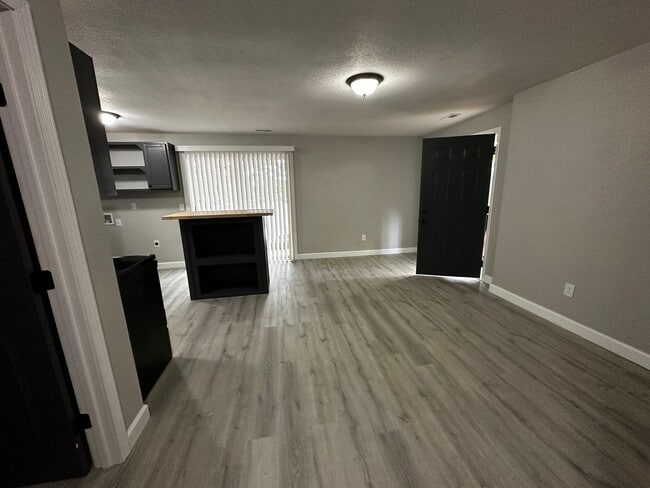 Building Photo - FULLY REMODELED 2 Bedroom Apartment with l...