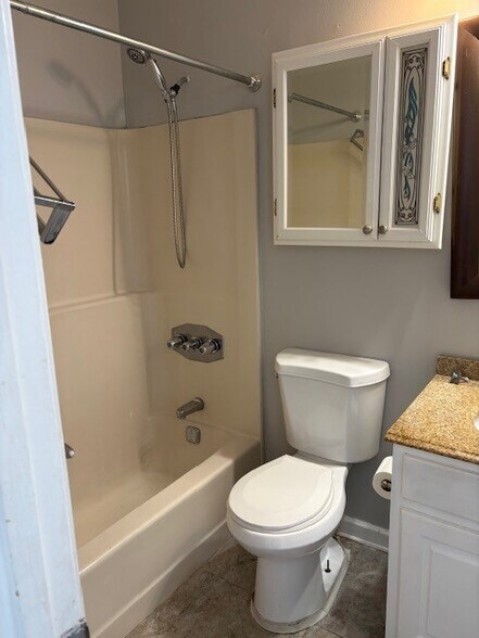 bathroom - 588 Parkway Dr NE