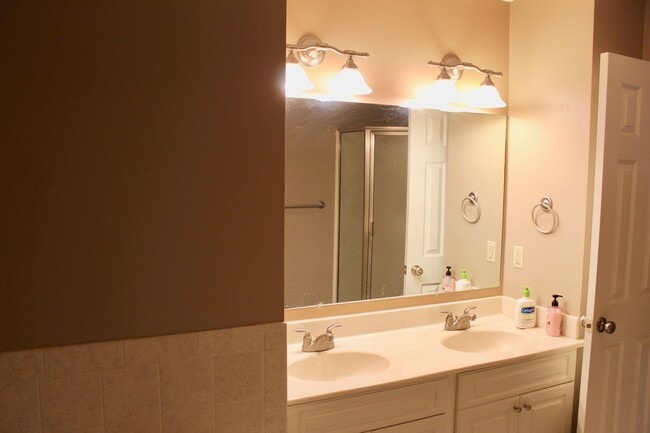 Building Photo - Large Townhome with a garage for rent! Lar...